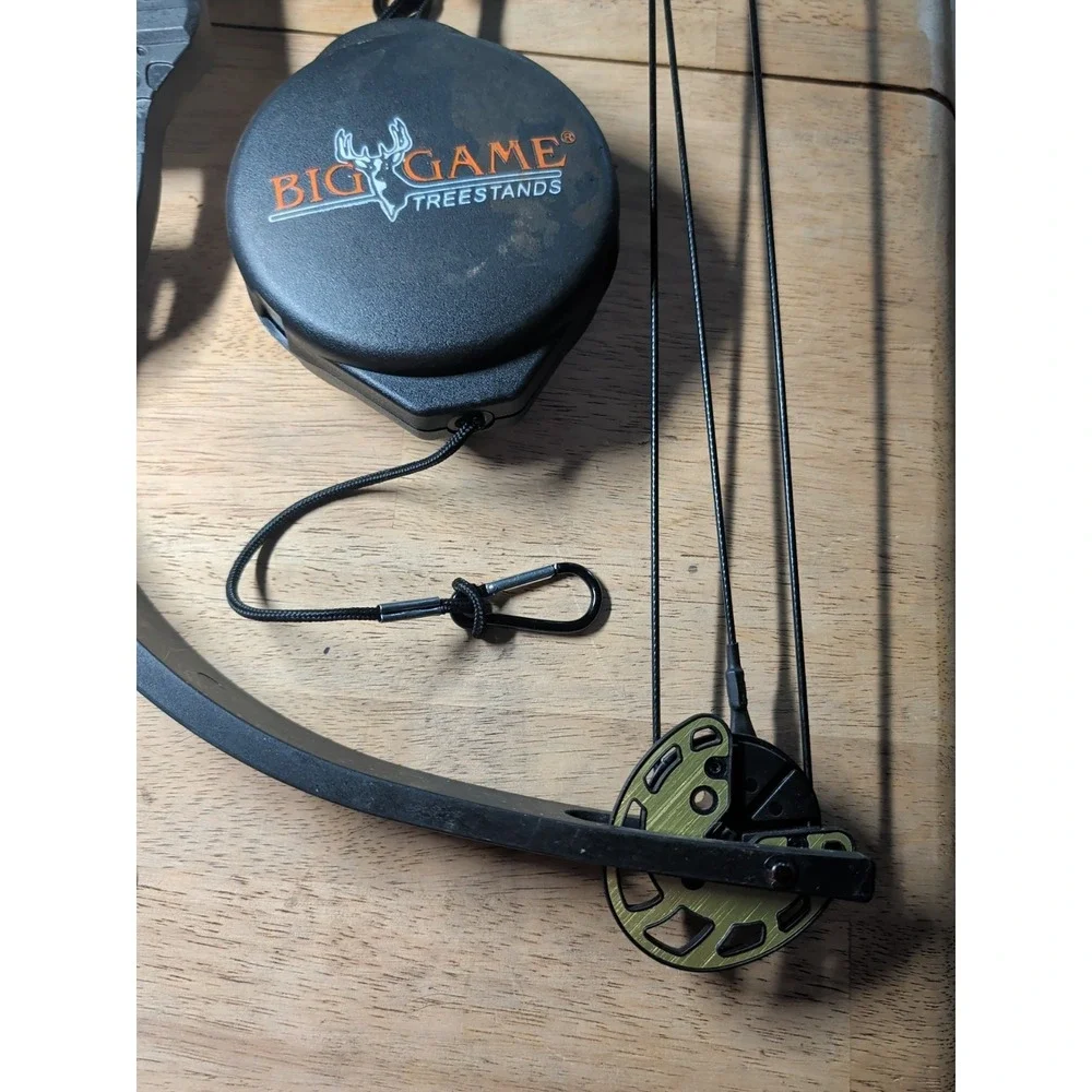 Barnett Tom Cat Youth Bow/3 Practice Arrows And Big Game Retractable Gear Lift